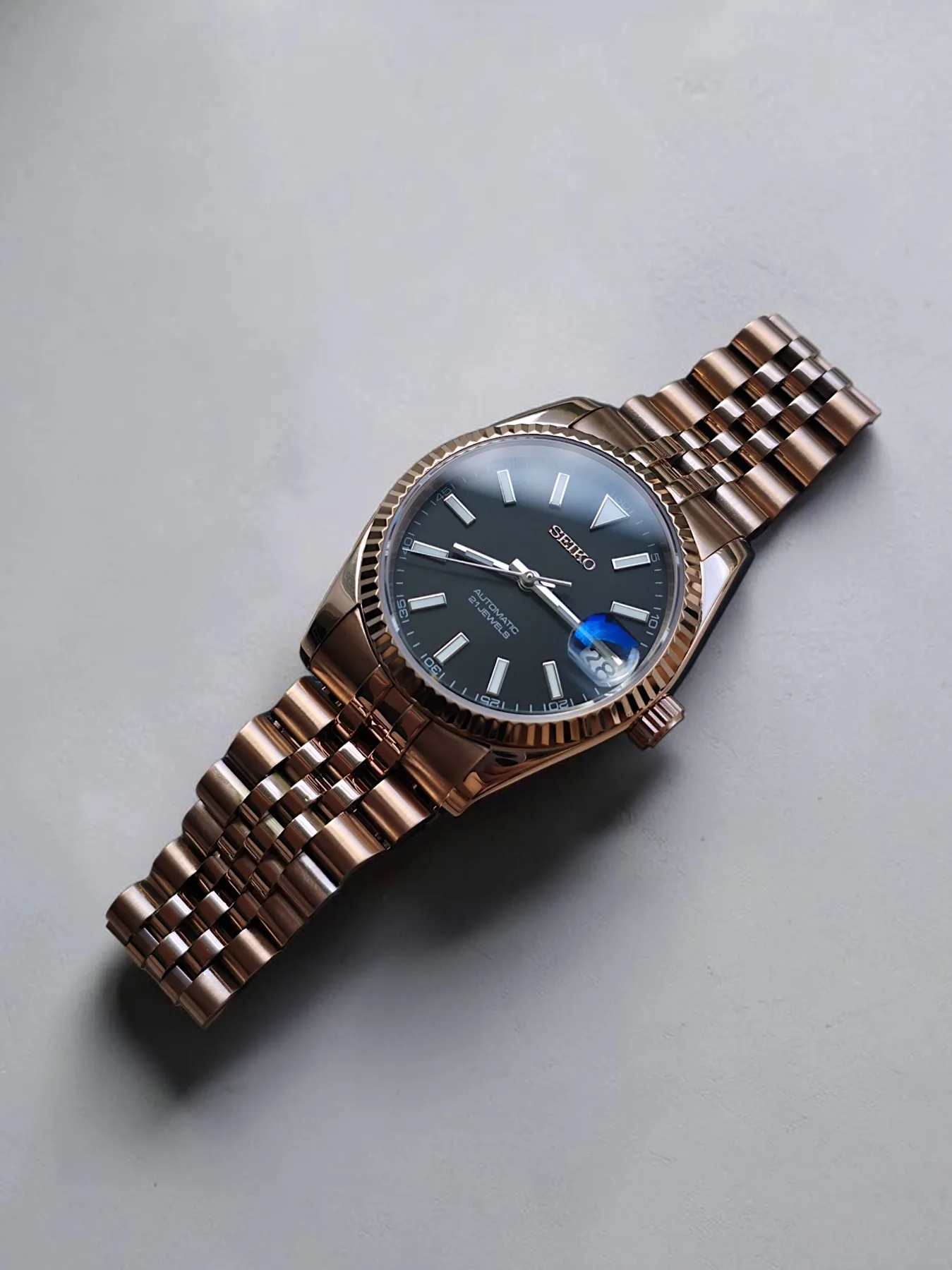 Seiko Mod Datejust Automatique – Or rose et cadran noir – 36 mm