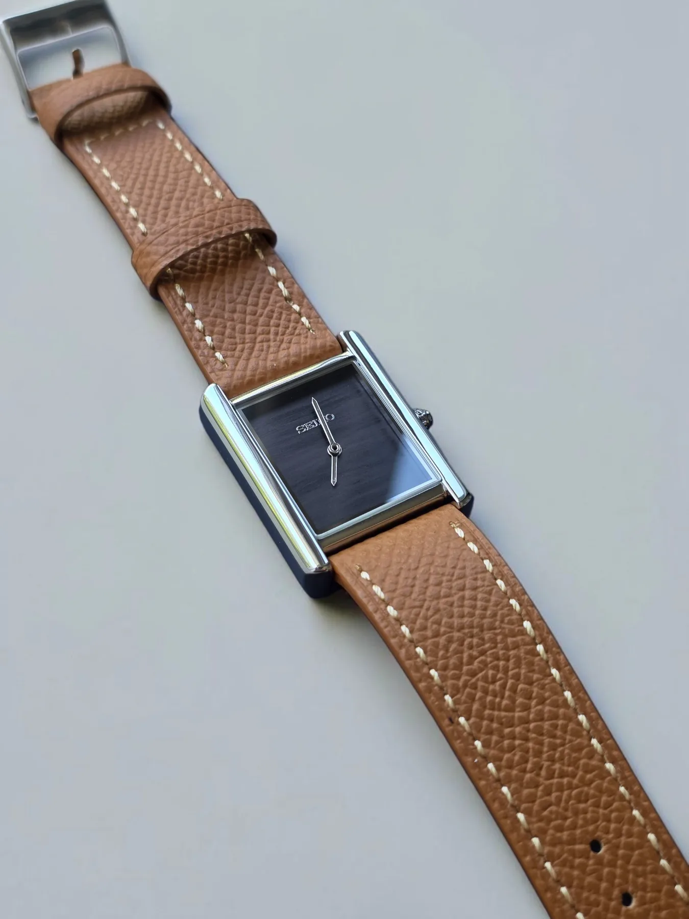 Seiko Mod Tank Quartz – Cadran Musou Black – Bracelet marron