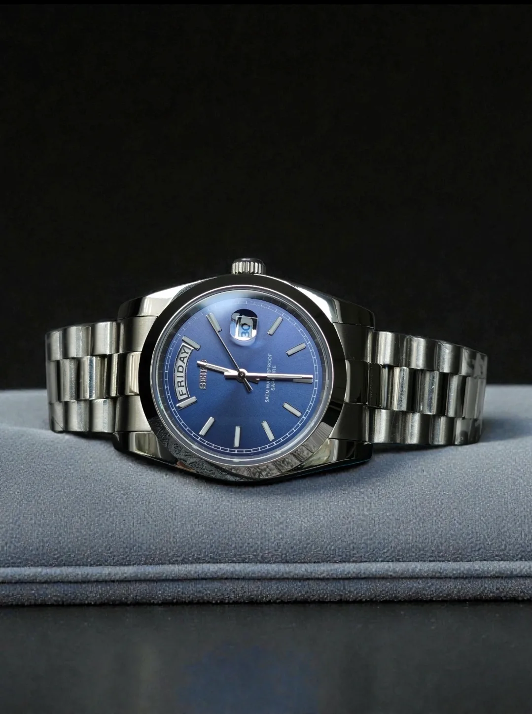 Seiko Mod Day-Date Quartz – Cadran bleu soleillé – 36 mm