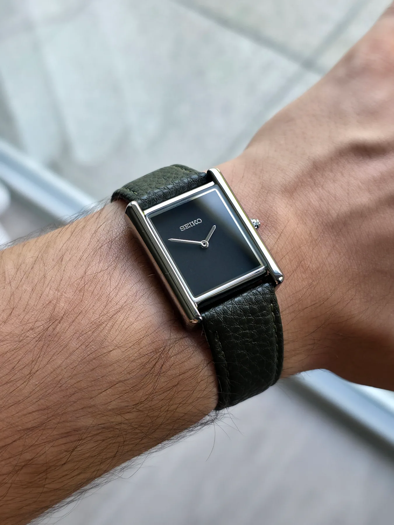 Seiko Mod Tank Quartz – Cadran noir – Bracelet kaki